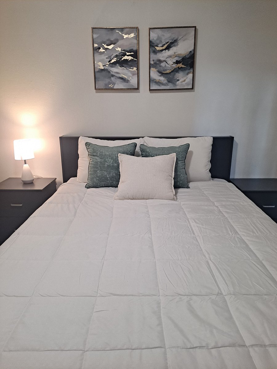 Guest bedroom with queen bed and W/D