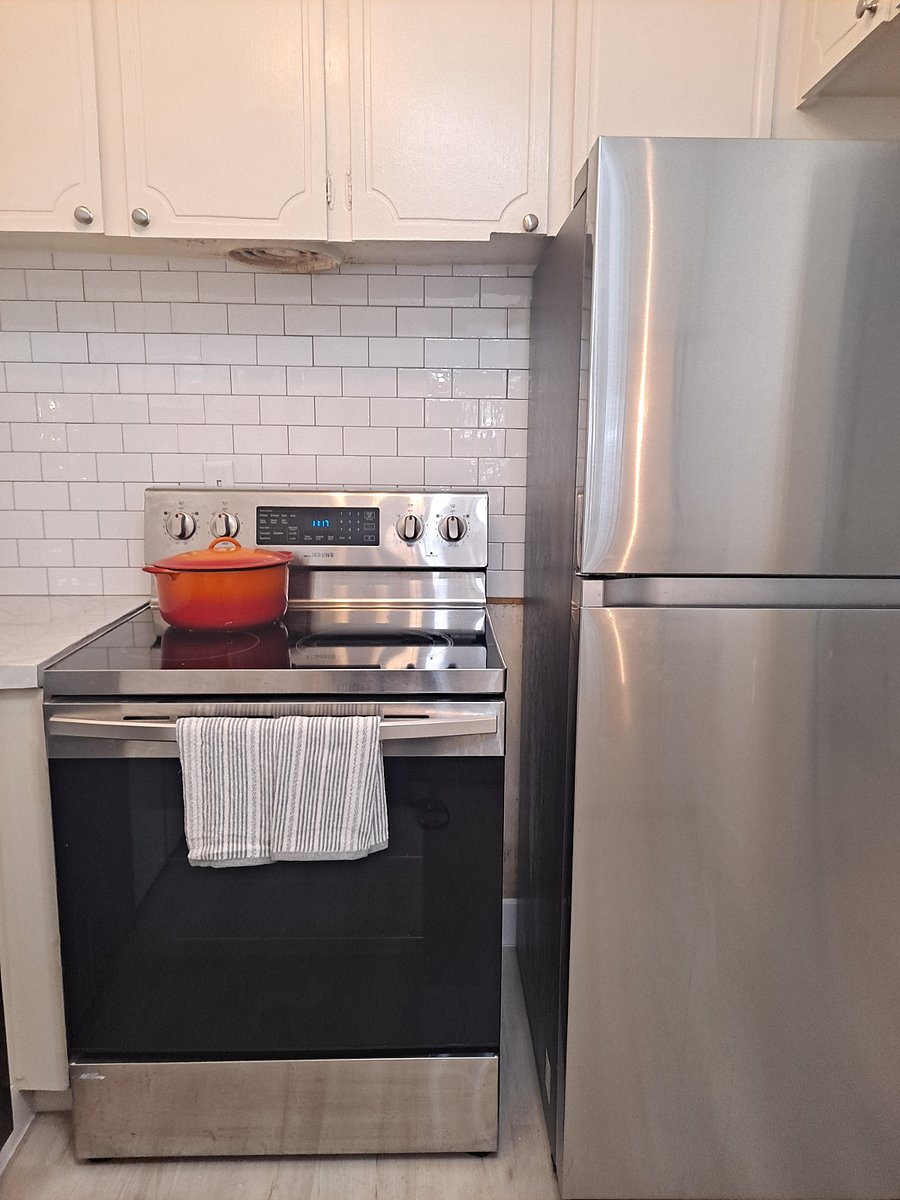Fully equipped kitchen with full-size appliances and cookware