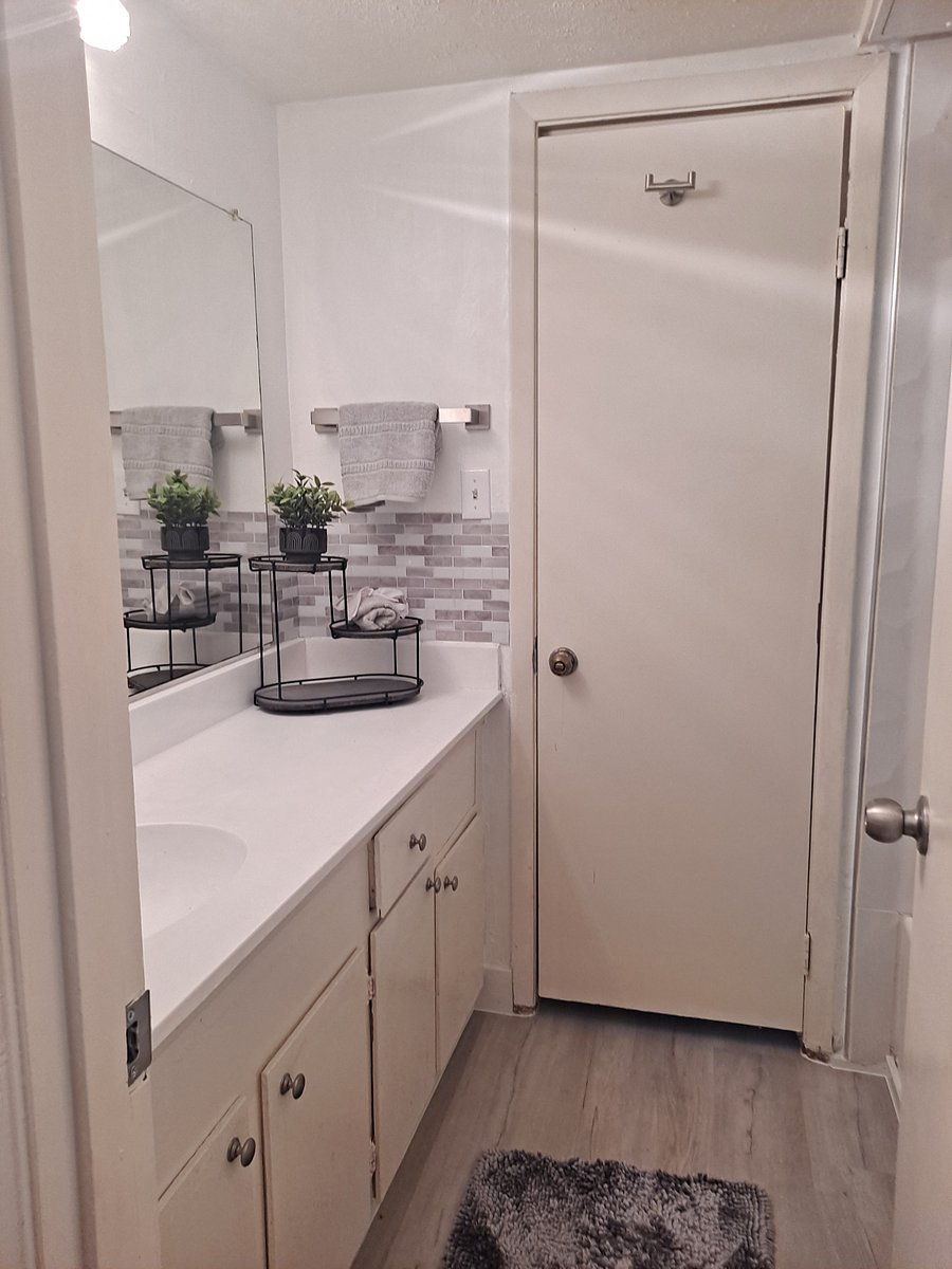 Clean updated bathroom with tub/shower combination