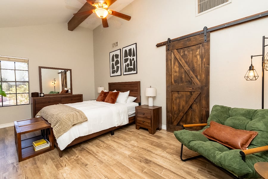 bedroom with queen bed