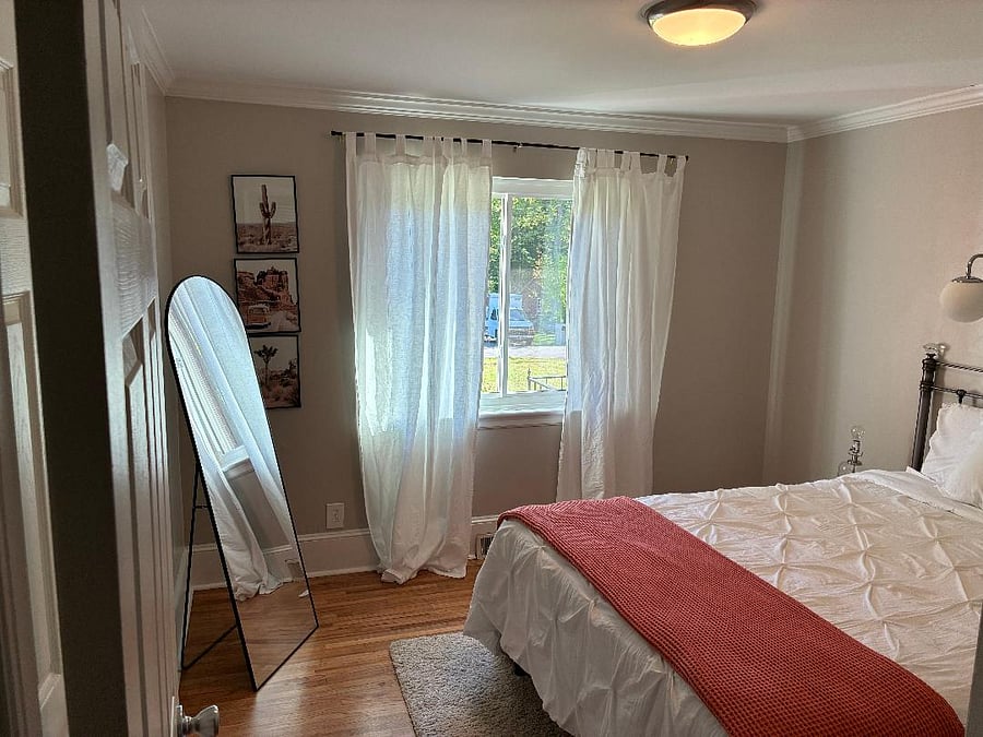 Middle bedroom
