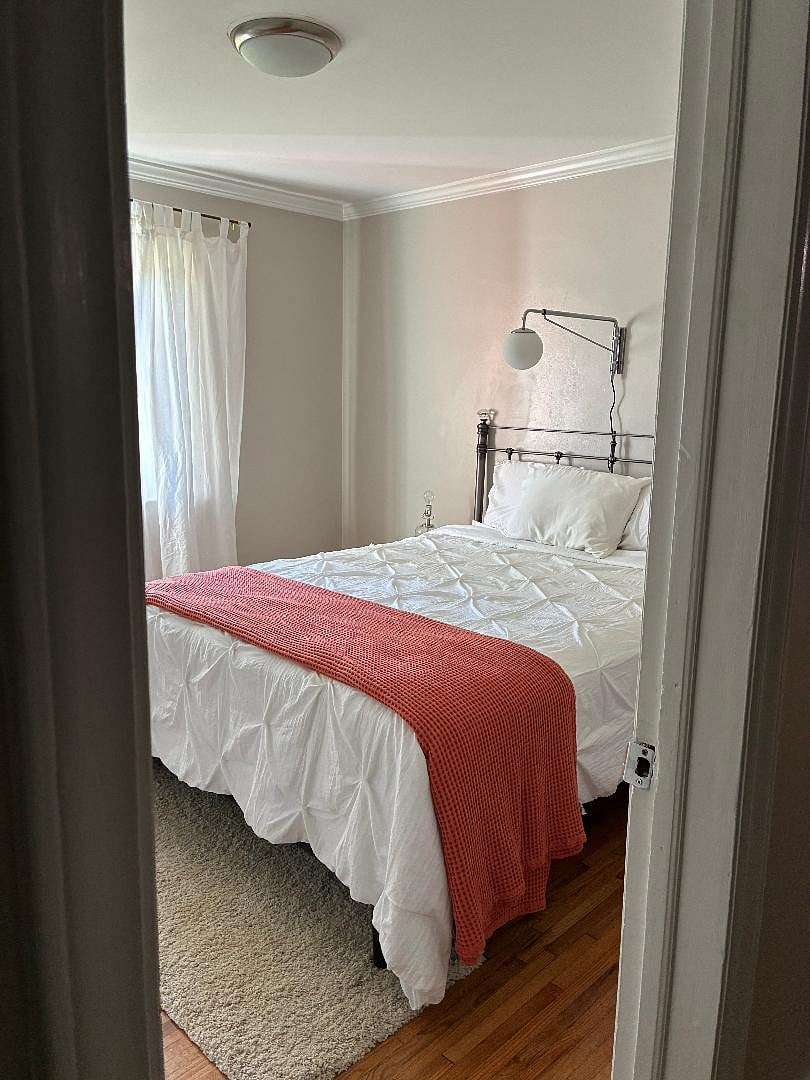 middle bedroom