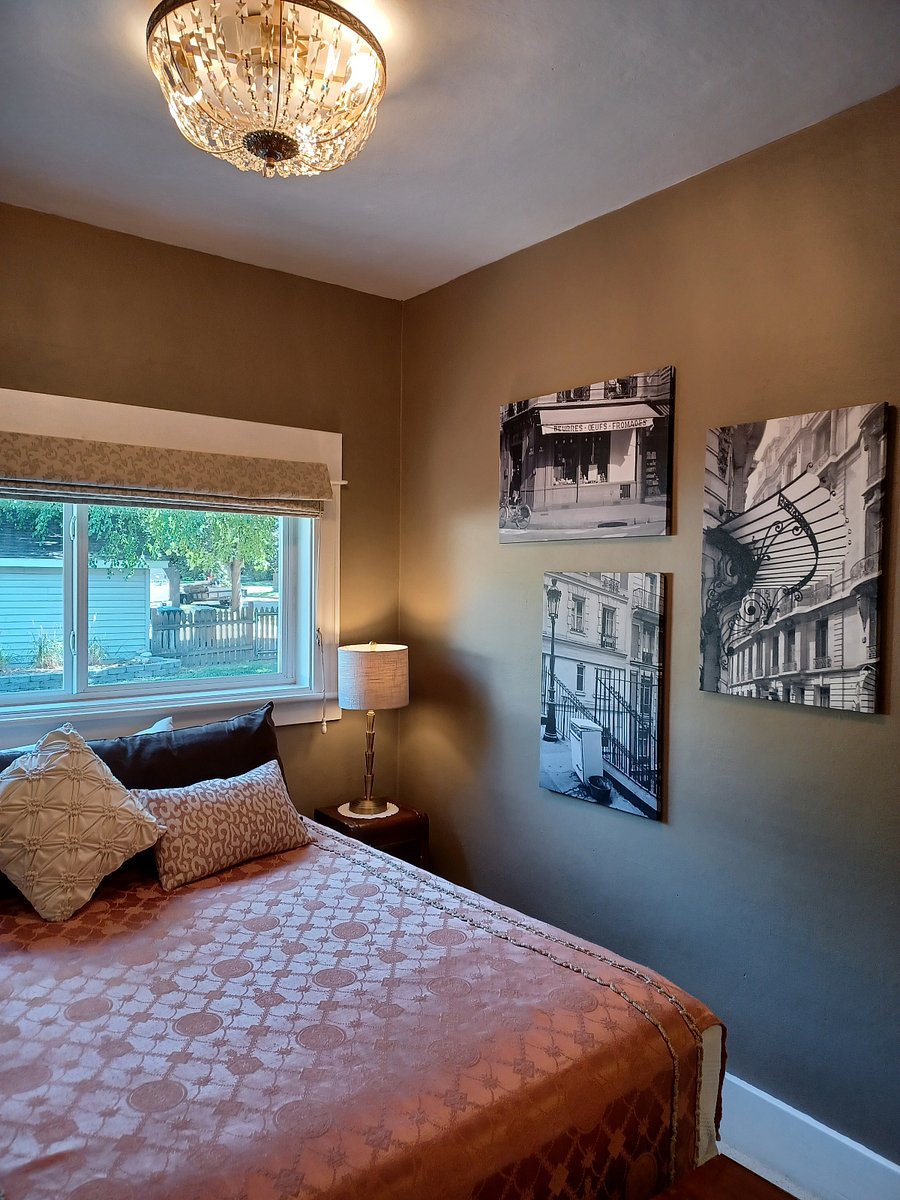 Bedroom / Queen bed
