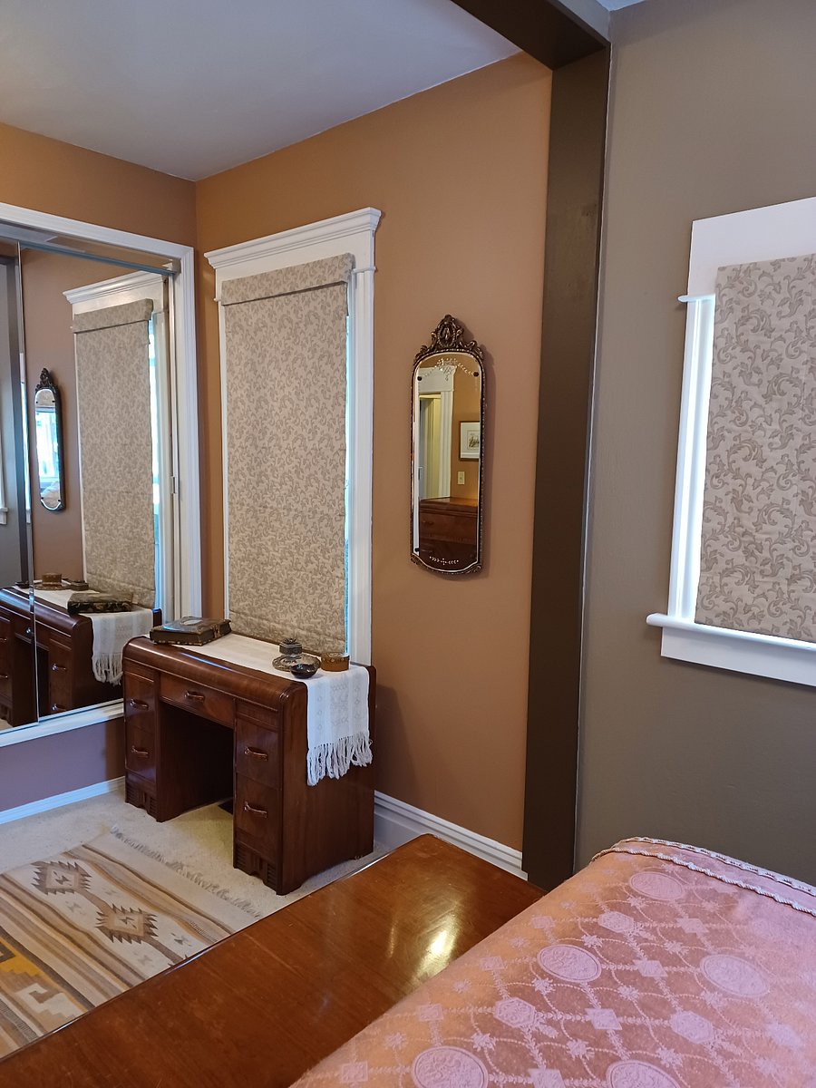 Bedroom - mirrored closet doors
