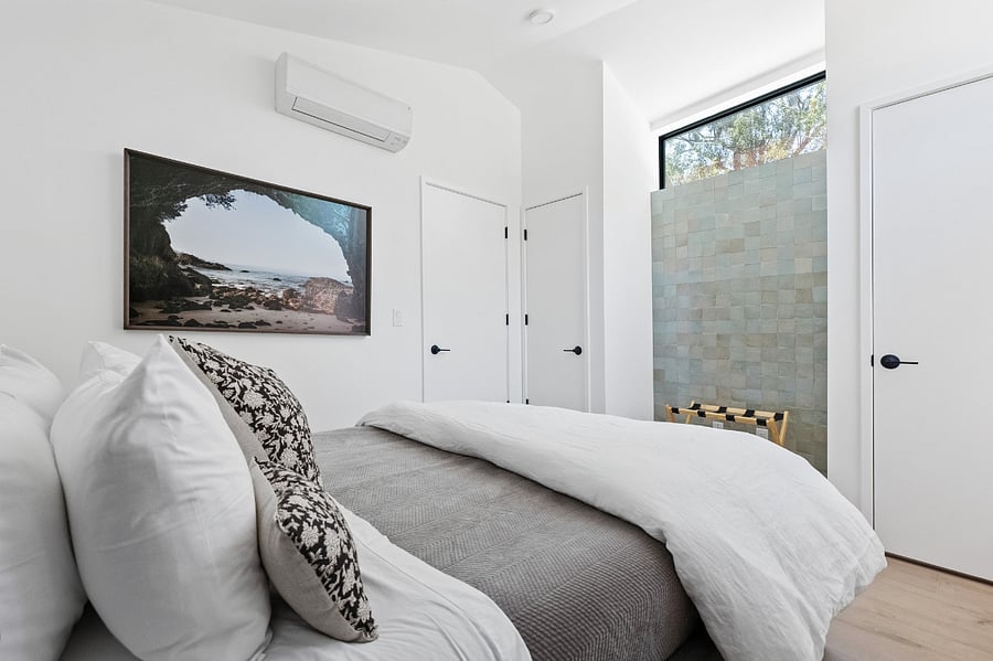 Mendocino Bedroom
Queen Bed and Malm fireplace.
Local Art