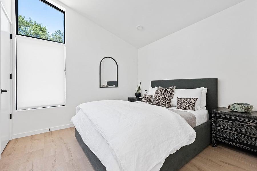 Mendocino Bedroom
Queen Bed and Malm fireplace.
Local Art