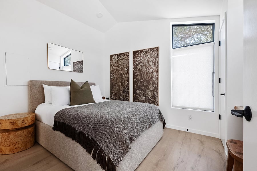 Redwood Bedroom
Queen Bed, Work Desk and connected Jack-Jill bathroom.
Local Art