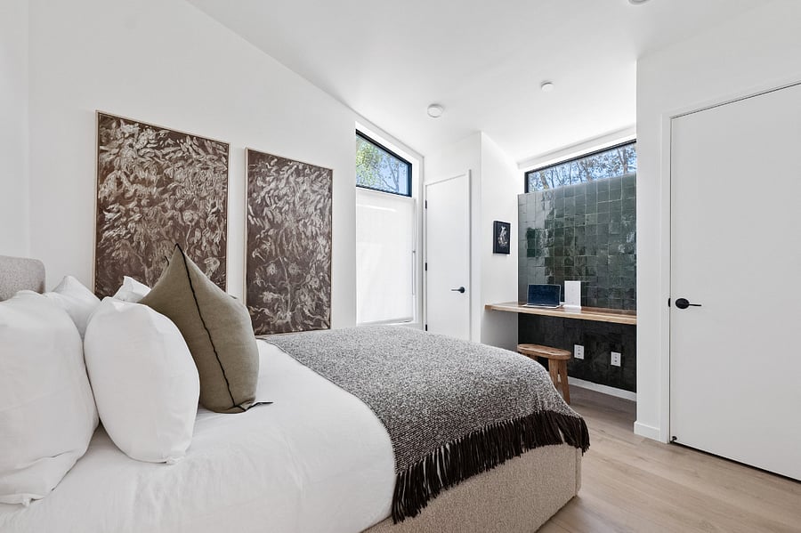 Redwood Bedroom
Queen Bed, Work Desk and connected Jack-Jill bathroom.
Local Art