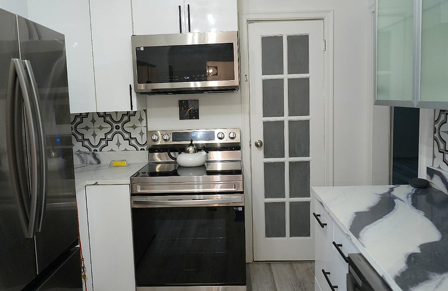 Kitchen (pantry door)