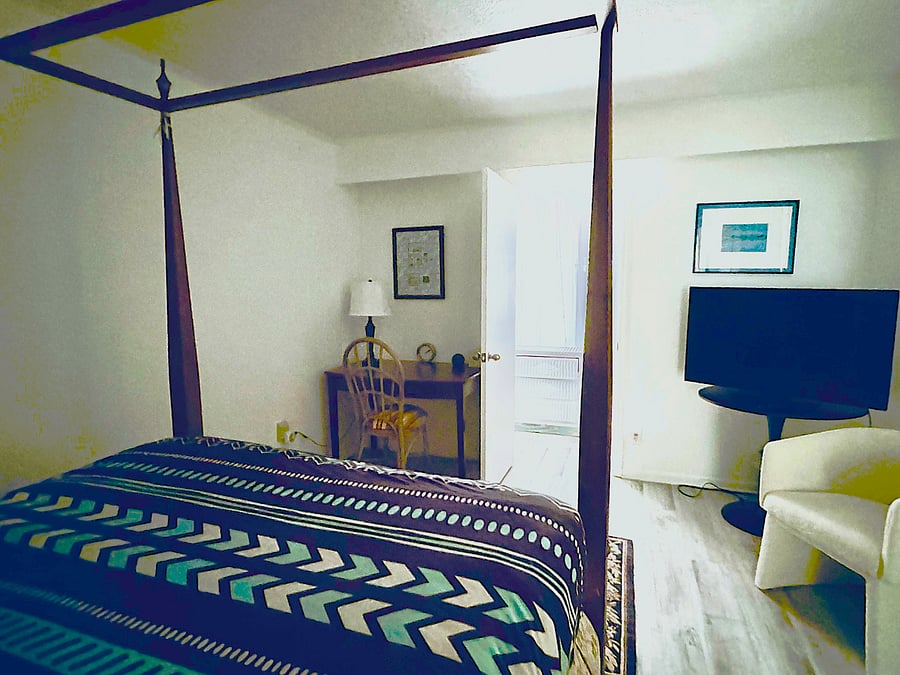 Front bedroom
