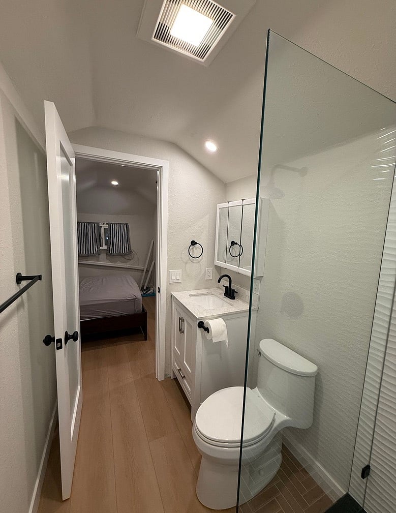 bathroom off bedroom 