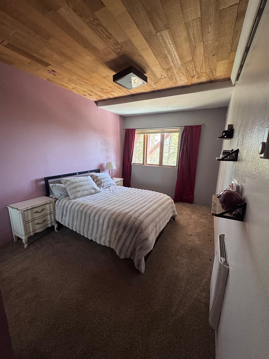 full size bedroom