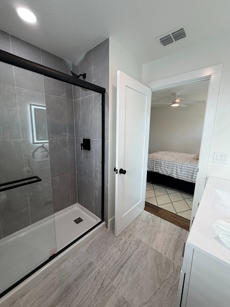 North bedroom shower.