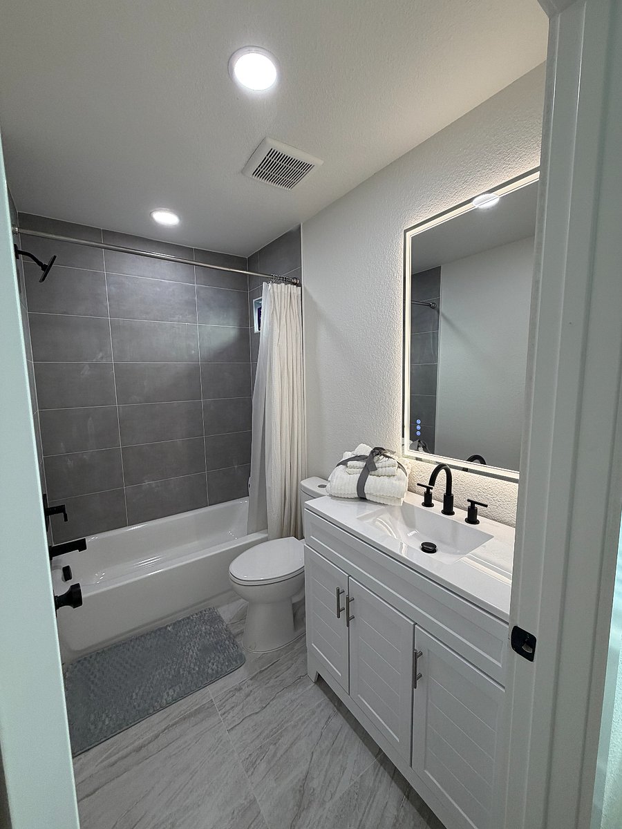 Middle bedroom bath with tub.