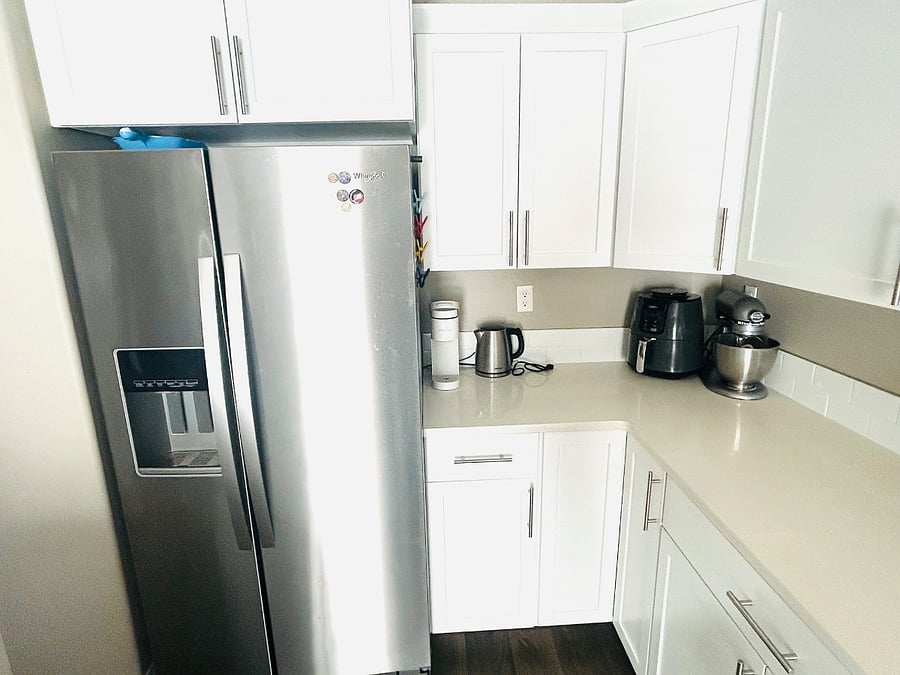 Split fridge freezer with additional fridge and freezer in the garage. Plenty of space to store food. Hot tip: Costco and Walmart deliver here.