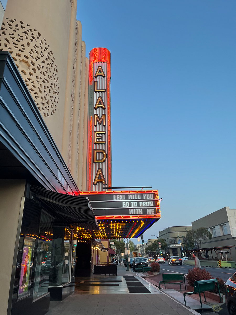 Enjoy downtown and an easy walk to the Alameda Theatre.