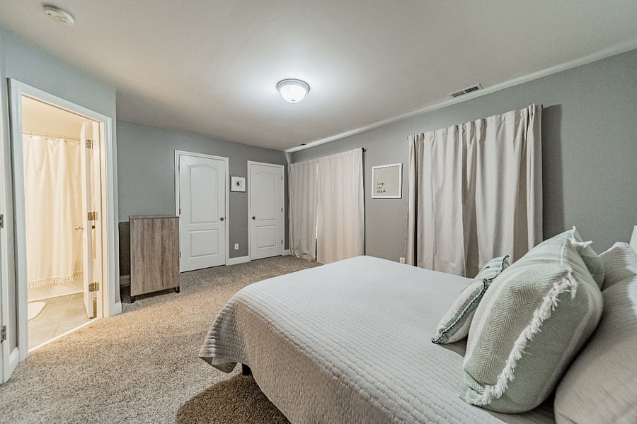 guest room, in suite bathroom and large double closet