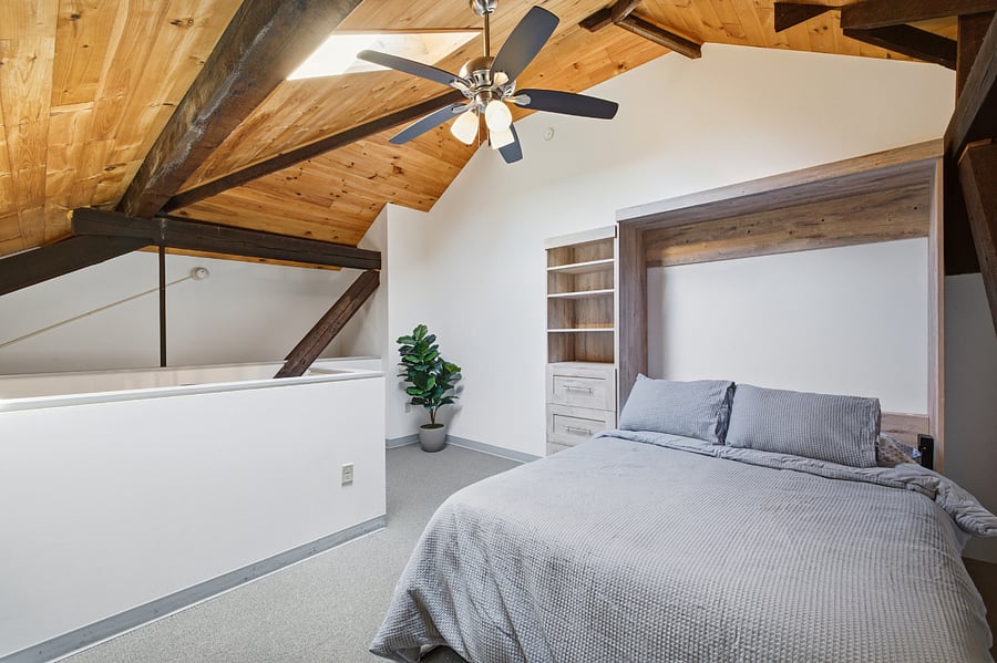 2nd level loft with extra full bed
