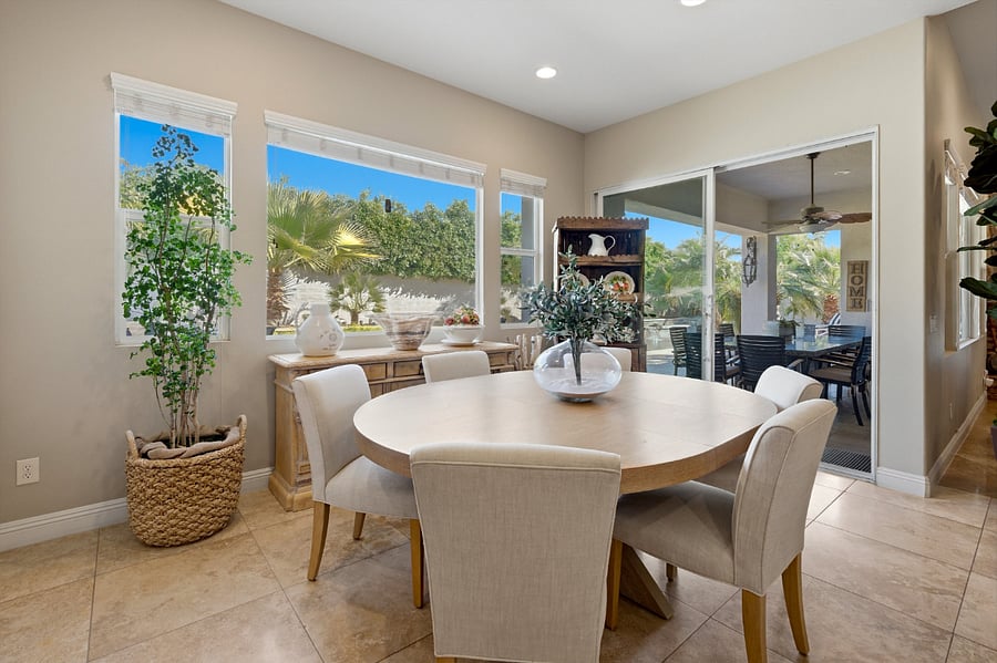 Breakfast / Dining Area.