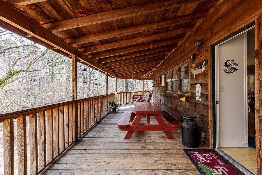 Fantastic to eat meals at the picnic table on the front porch while watching birds at the feeders. 