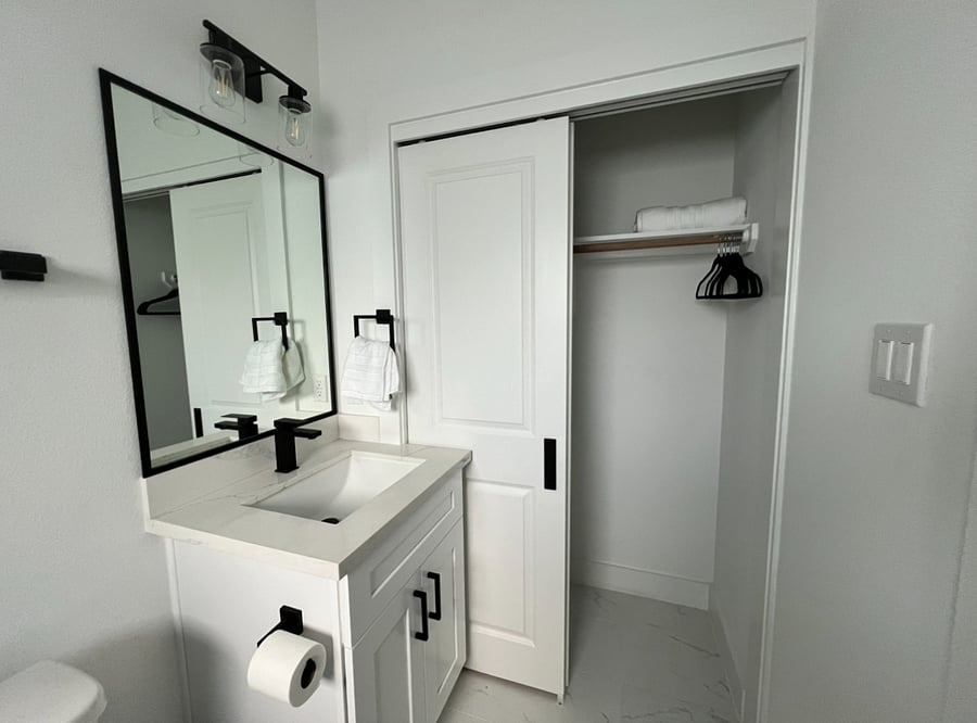 Bathroom 1/ Closet 1