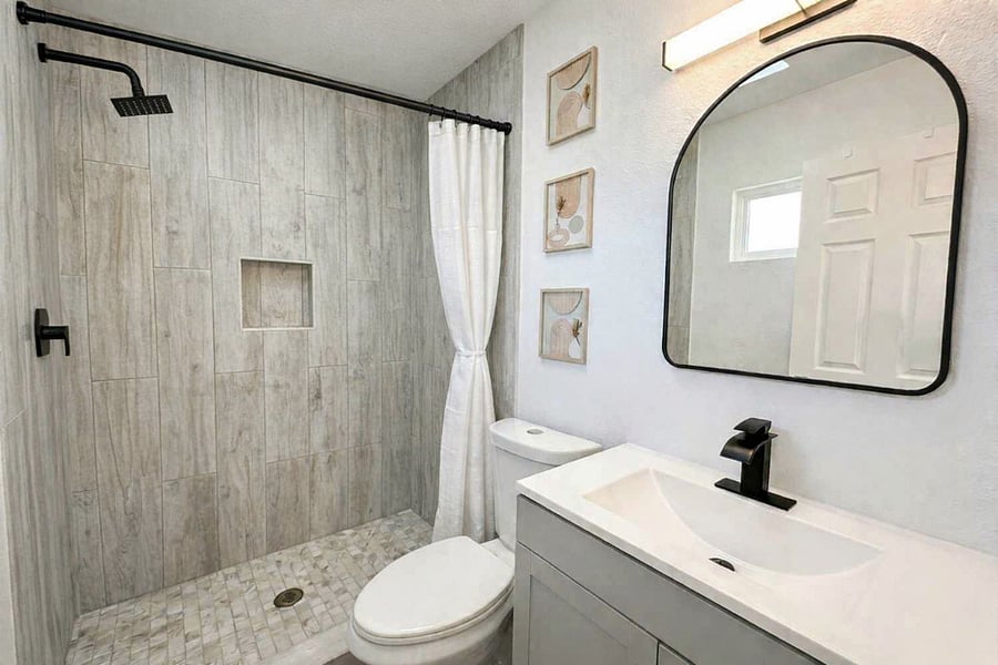 Master bedroom en-suite bathroom