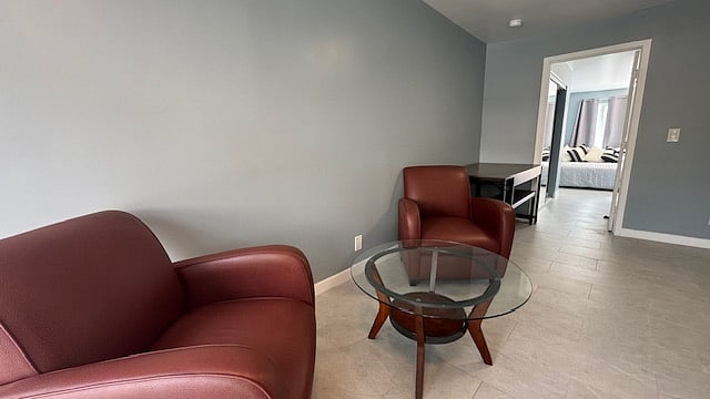 Unit # 1/2
Cozy chairs & elegant coffee table