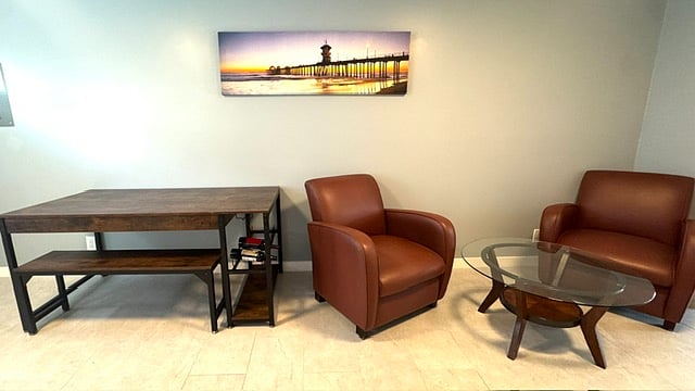 Unit # 1/2
Cozy chairs & elegant coffee table