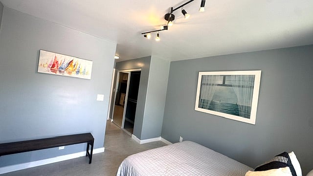 Unit # 1/2
Queen bed with 12" gel memory foam mattress