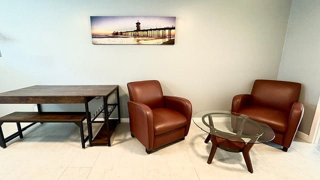 Unit # 1/2
Cozy chairs & elegant coffee table
