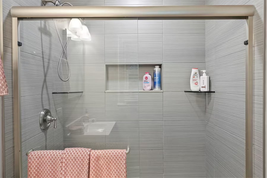 Full bathroom 1