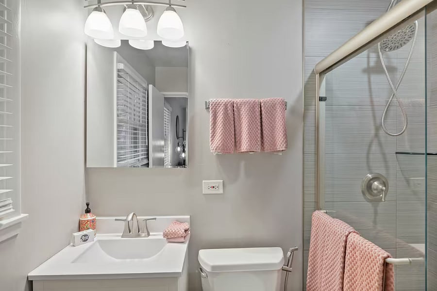 Full bathroom 1