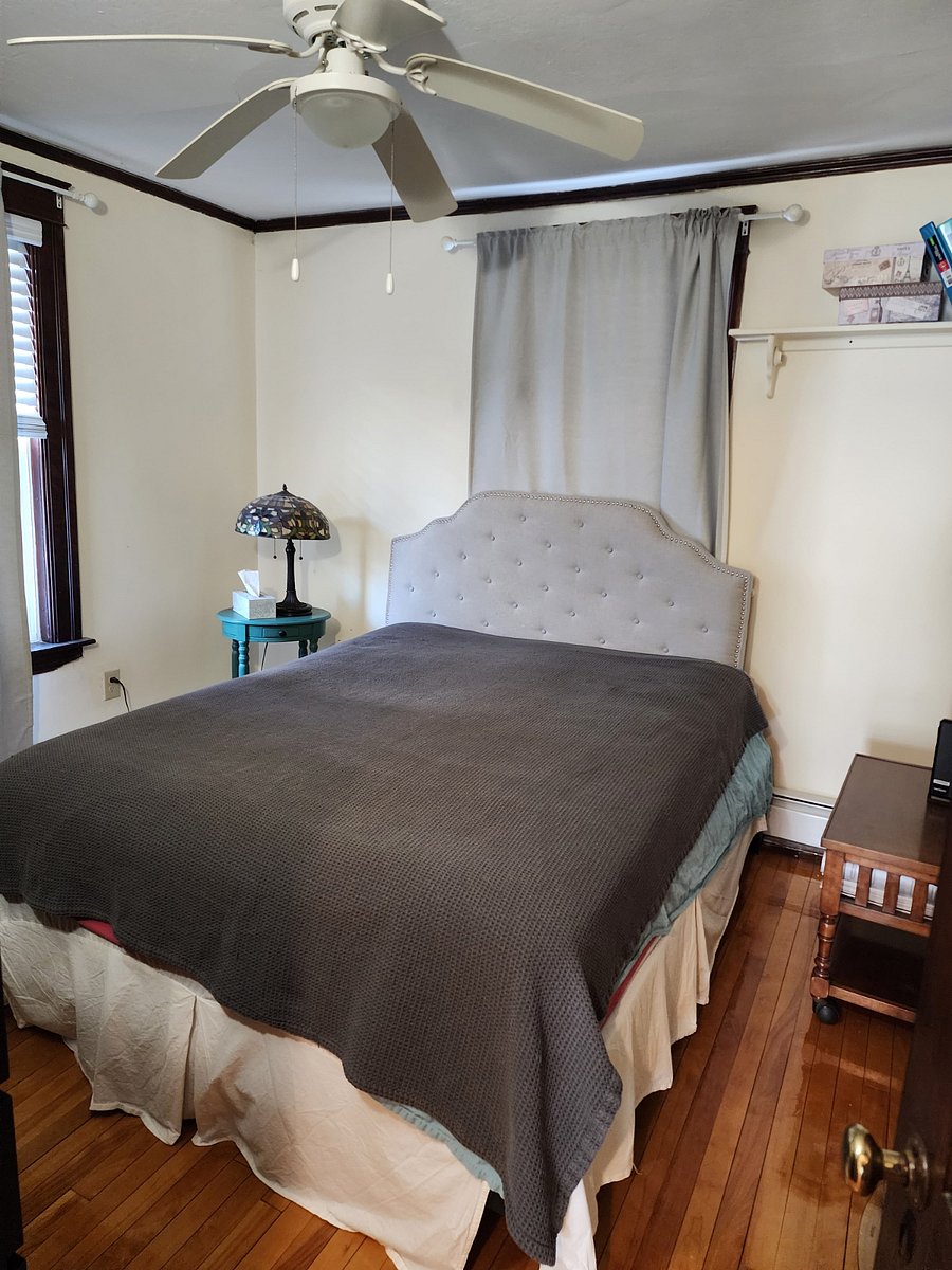 Queen bed in bedroom 2