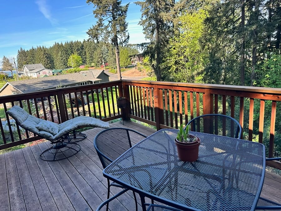 Shared Deck (upstairs)