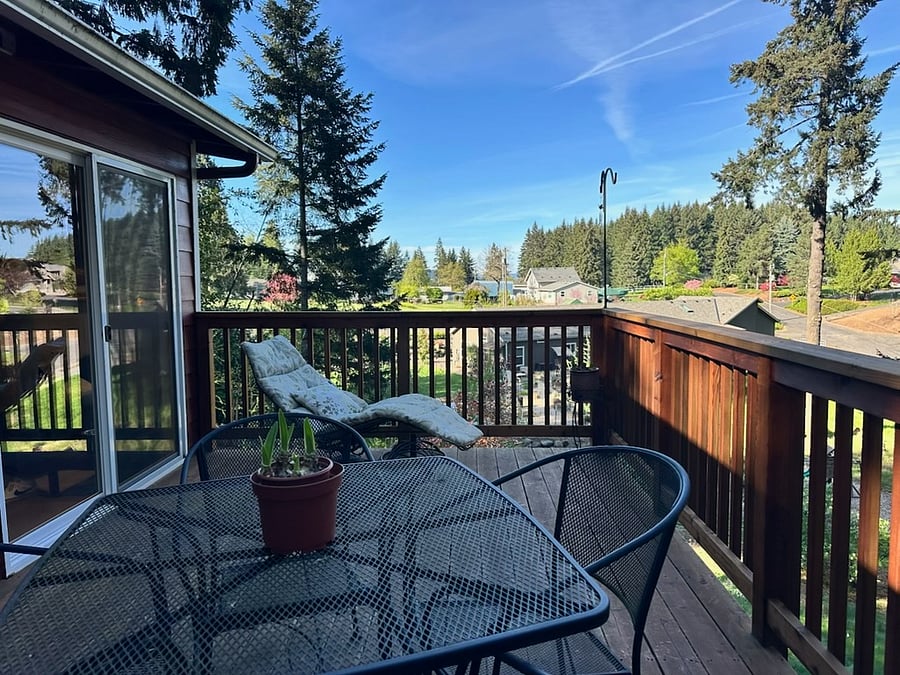 Shared Deck (upstairs)
