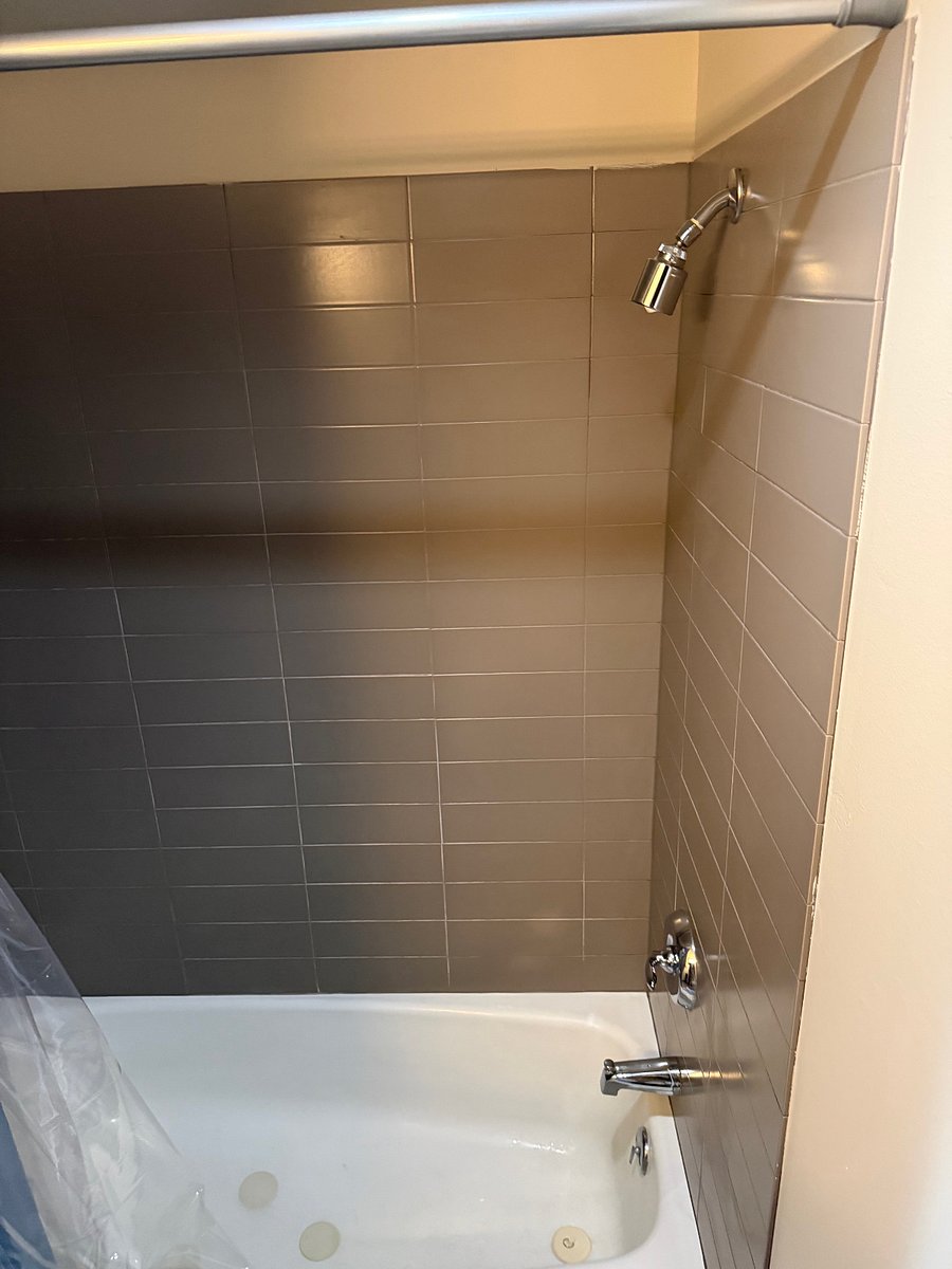 Hallway bathroom bath/shower