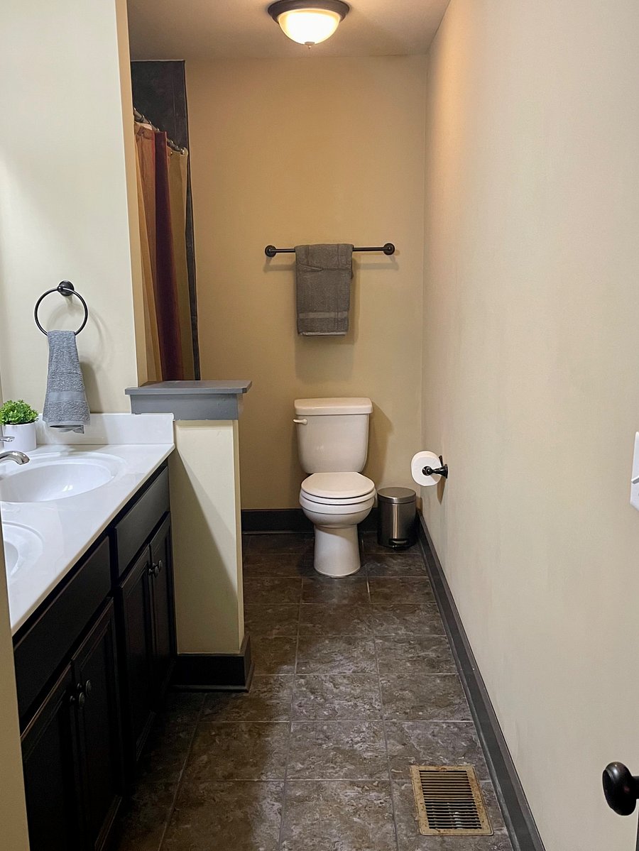 Primary en-suite bathroom