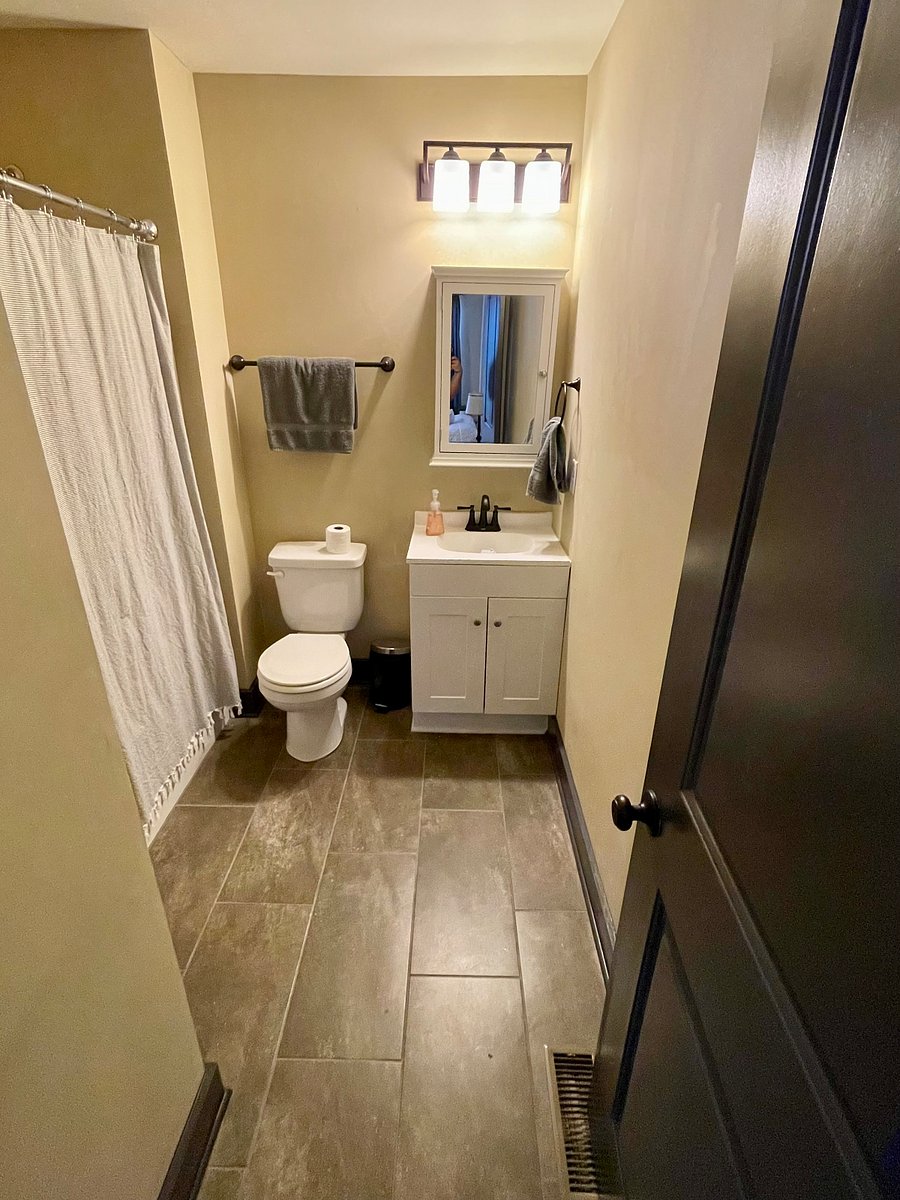 Second suite's bathroom also has has tub/shower combo