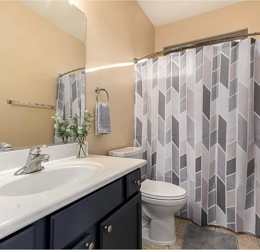 Second bathroom with tub