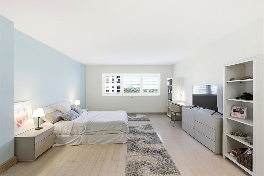 Second bedroom with queen sized bed and smart TV with full cable and all the apps. 