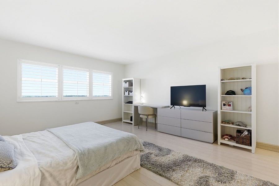 Second bedroom with queen sized bed and smart TV with full cable and all the apps. 