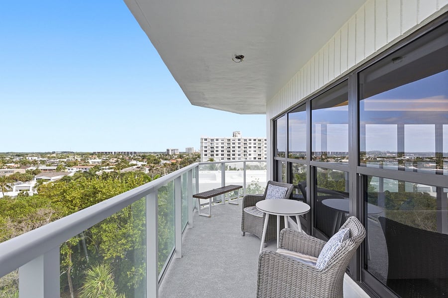Beautiful large wrap around balcony you can see the sunrise and sunset. Plenty of seating spaces to enjoy your morning coffee or evening wine. 