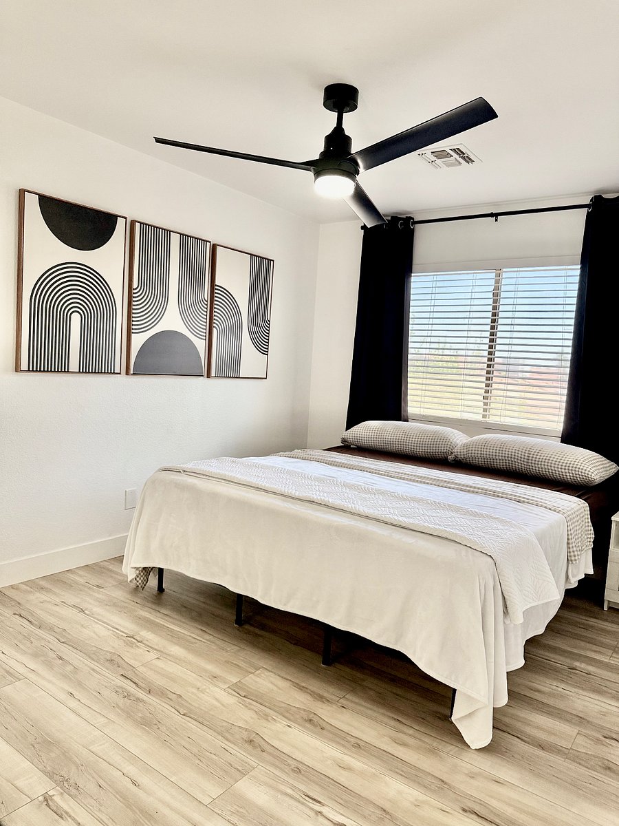 Cali King Bed in Loft