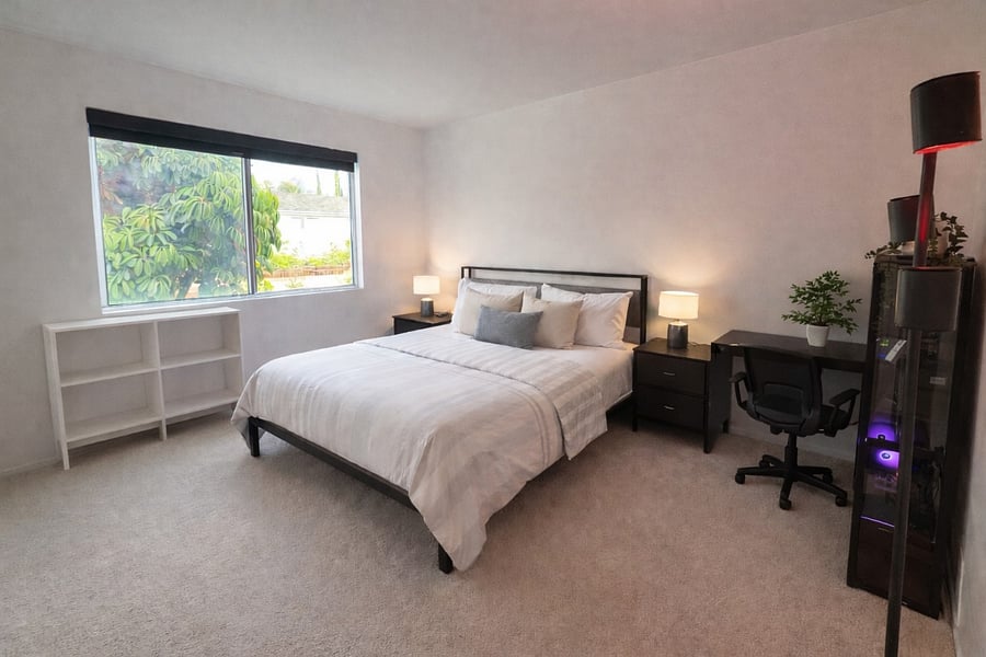 Bedroom #3 : queen size bed and desk