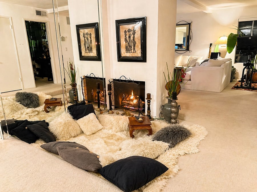 Fire place / Conversational Pit.
The fire place is gas.