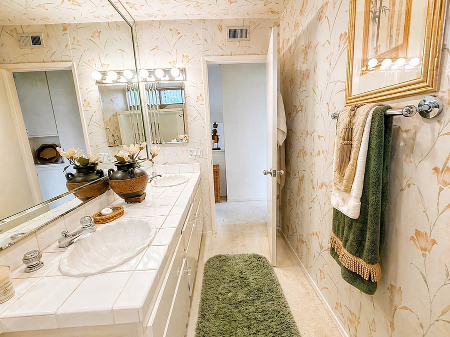 Bathroom #2 shared by all three bedrooms other than the Master.
bath tub / shower in tub.