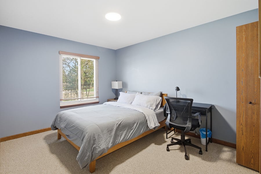 Bedroom 2: Queen size bed