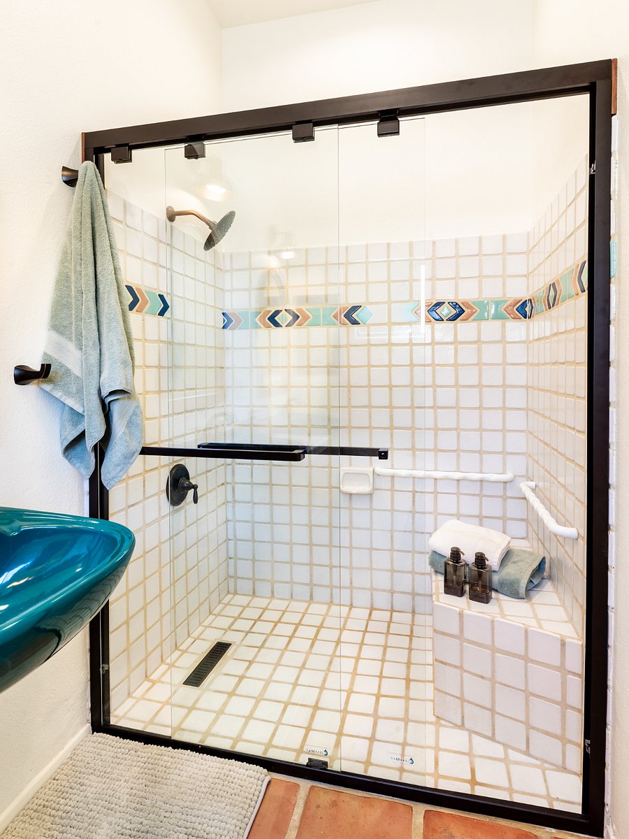 Walk in shower with bench