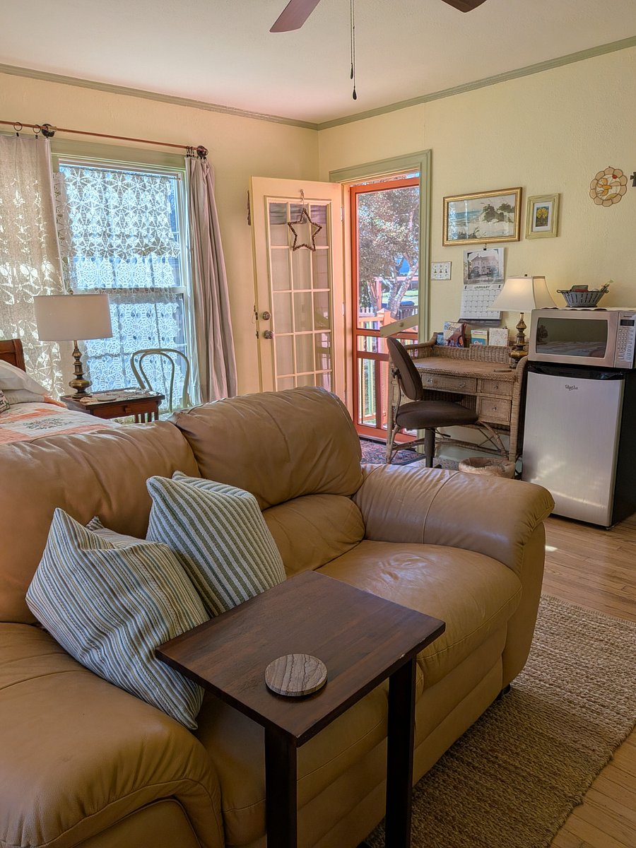 Your room has its own private entrance from the driveway. There's a Desk with Wi-Fi along with a mini fridge, microwave and coffee maker.
Large windows allow cheery sunlight to flood the room with natural light. Lace filters the light while curtains provide privacy. The furniture is mostly vintage from the neighborhood or my family.
