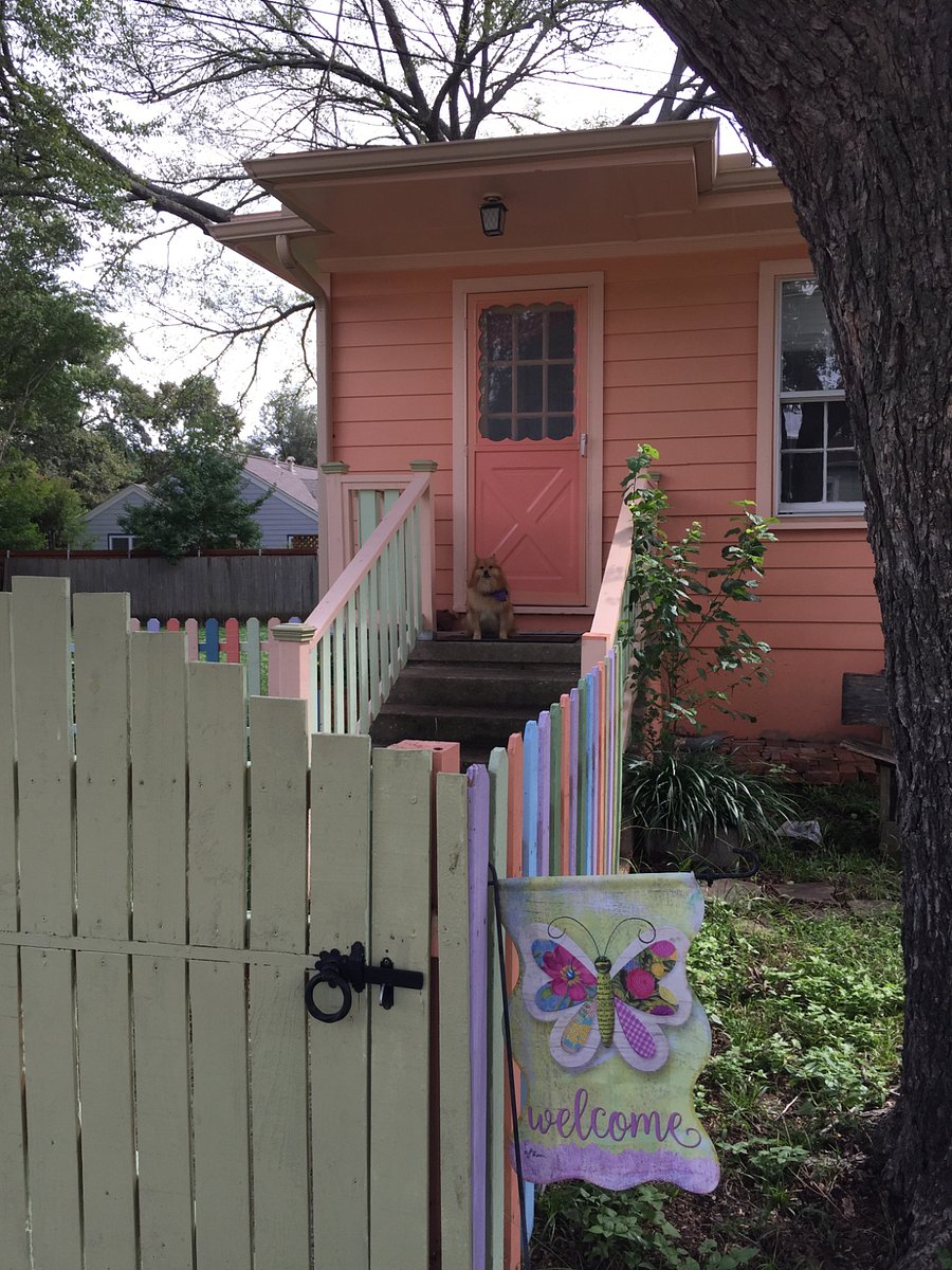This is the entrance to Charming Cottage Room, the 3rd room in my home, also with a Guest. Their entrance is from the side street, Bonner.